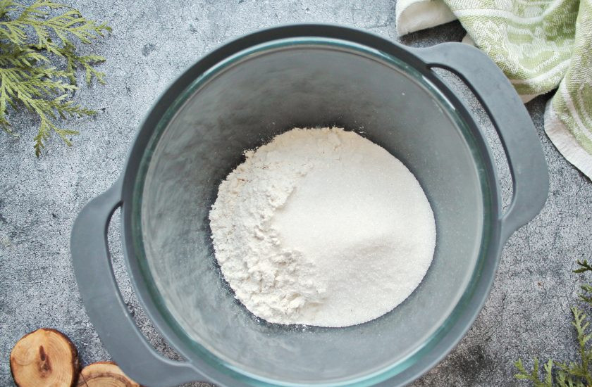 1. Этап. Пирожное Корзиночки с вареной сгущенкой и орехами: В чашу выложите муку, сахар, соль и ванильный сахар. Все хорошо перемешайте.