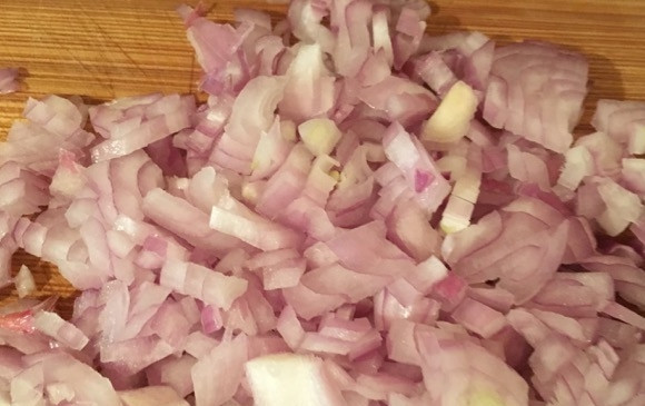 1. Этап. Беарнский соус: Лук-шалот порежьте очень мелко.