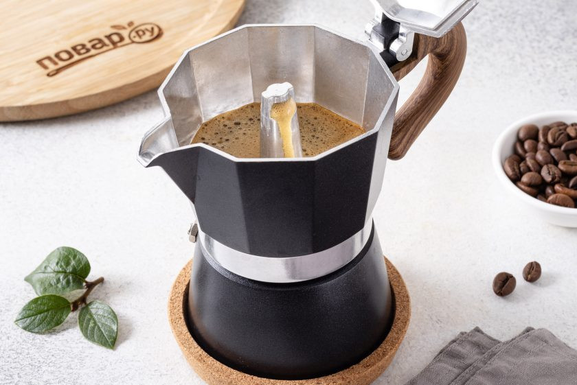 1. Этап. Кофе с корицей: На медленном огне доведите кофе до кипения и варите, пока кофе полностью не выйдет в верхний резервуар и не раздастся характерное журчание.