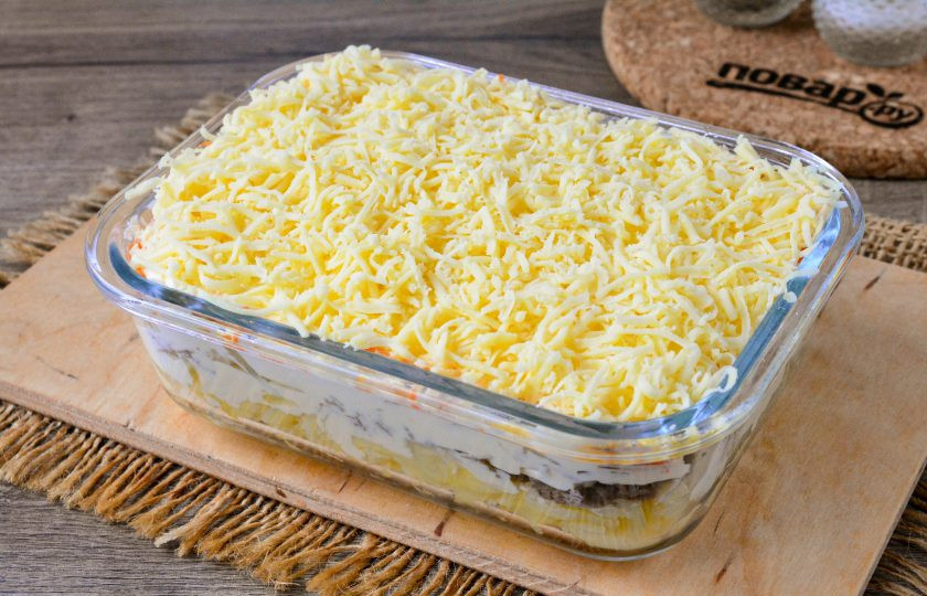 1. Этап. Салат Президент с мясом: Завершите салат слоем из натертого сыра! Салат отправьте в холодильник на пару часов пропитываться.