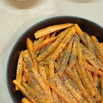 1. Этап. Морковь, запеченная с травами: В форму для запекания уложить морковь.