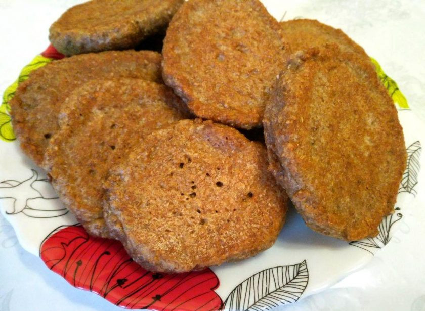 1. Этап. Ржаные оладьи с отрубями: Выкладывайте порции теста столовой ложкой на разогретую сковороду с подсолнечным маслом. Выпекайте ржаные оладьи с двух сторон на умеренном огне.