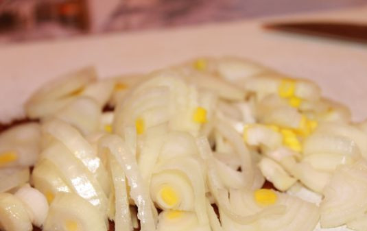 1. Этап. Печень с молоком: Нарезаем лук полукольцами.