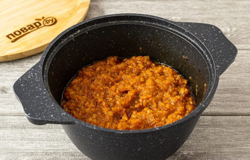 1. Этап. Кабачковая икра с майонезом: Разложите горячую кабачковую икры по чистым стерилизованным банкам. Закрутите герметично крышками. Переверните вверх дном банки, укутайте в полотенце и оставьте так до полного остывания.