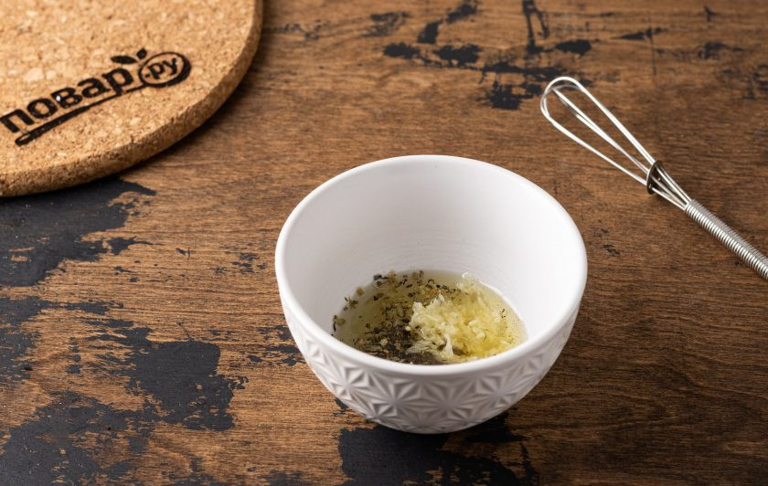 1. Этап. Шампиньоны с кедровыми орешками: Измельчите чеснок. Смешайте его с растительным маслом, солью, перцем и сушеными итальянскими травами.