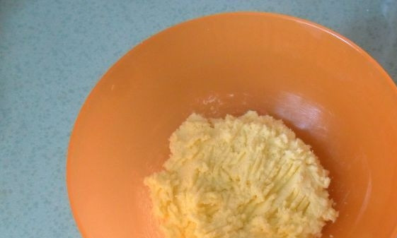 1. Этап. Печенье из маргарина: Разотрите мягкий маргарин с сахаром.