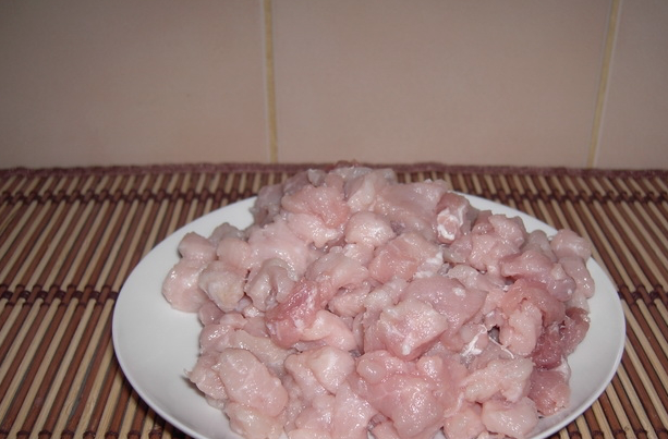1. Этап. Макароны со свининой в духовке: Мясо промойте, обсушите бумажными полотенцами и нарежьте довольно мелко, я нарезаю его кубиками. В это время поставьте на плиту кастрюлю с водой (для варки макарон).