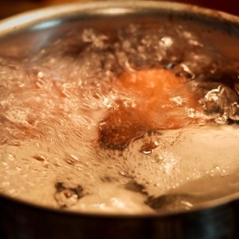 1. Этап. Салат из печени: Яйца варим вкрутую.