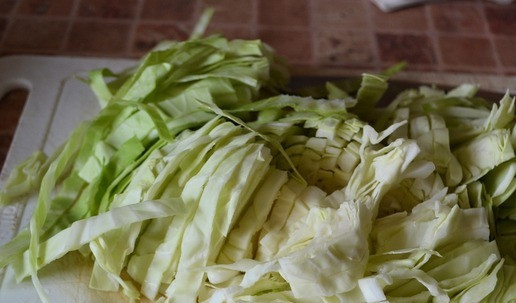 1. Этап. Суп Броуз: Капусту промыть и тонко нашинковать.