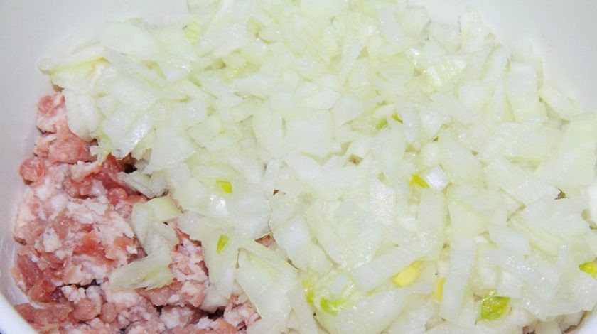 1. Этап. Котлеты домашние из фарша: К фаршу добавьте лук, порезанный мелкими кубиками.