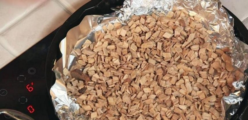 1. Этап. Копчение рыбы в духовке: 4. Форму для выпечки застилаем фольгой, насыпаем в нее щепу, разогреваем на огне.