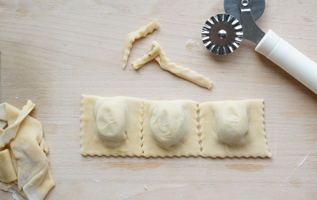 1. Этап. Равиоли с тыквой: Прижмите тесто и разрежьте на прямоугольники.