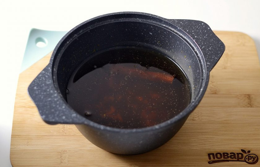 1. Этап. Чай с гвоздикой: Затем добавьте черный листовой чай. Снимите с плиты и оставьте на 5 минут настояться под закрытой крышкой.