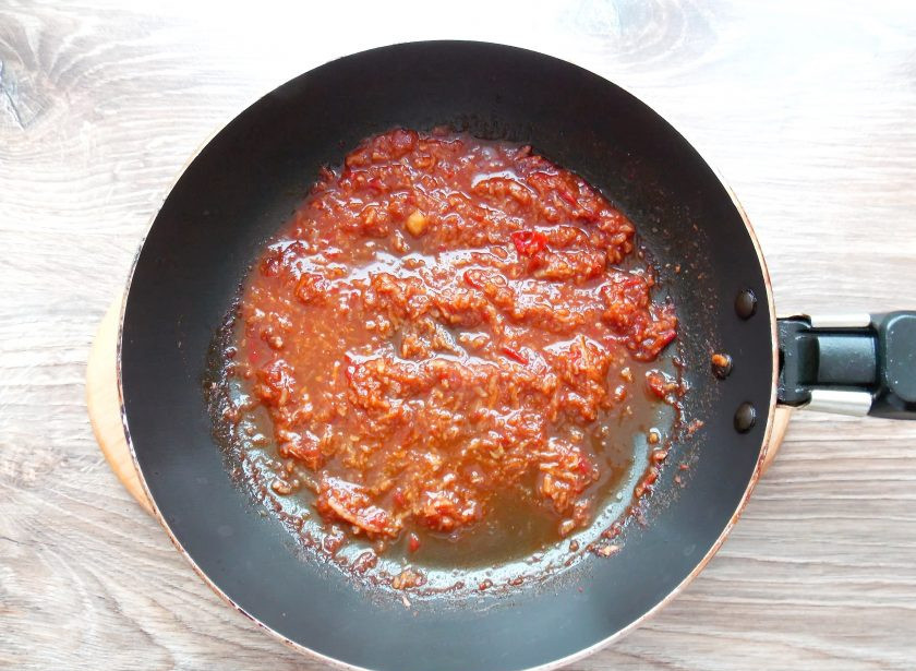 1. Этап. Сычуаньский соус: Поставьте сковороду на средней огонь и доведите до кипения.