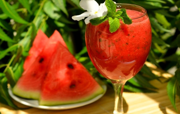 1. Этап. Коктейль фреш: Все готово. Разливаем готовый фреш по бокалам. Украшаем листиками мяты, можно сорвать цветочек с грядки, предварительно его обмыв. В летнюю жару такой напиток может не только утолить жажду, но и стать отличным десертом!