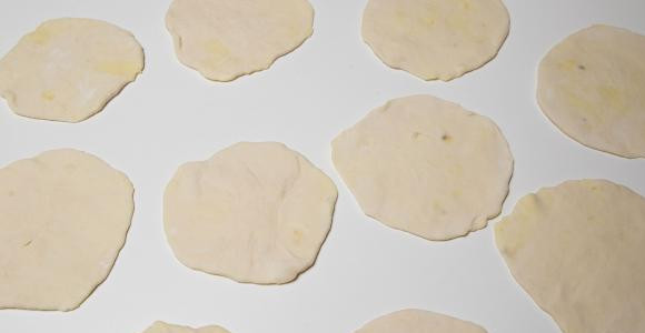 1. Этап. Бездрожжевые жареные пирожки с картошкой: Подготовленный пирожки жарить на растительном масле.