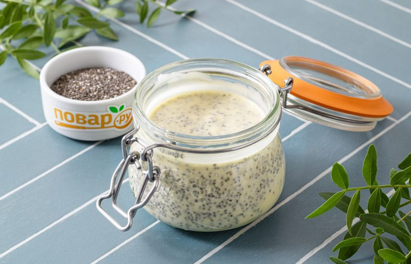 1. Этап. Чиа пудинг с фруктовым пюре: Еще раз тщательно все перемешайте, чтобы семена равномерно распределись по баночке. Уберите в холодильник минимум на 1 час, а лучше на несколько.