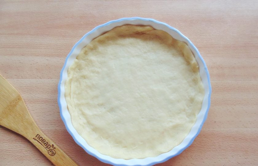 1. Этап. Кростата с вишней: Тесто достаньте из холодильника и разделите на две неравные части. Большую часть раскатайте и выложите в форму для выпечки. Диаметр моей формы 20 сантиметров.