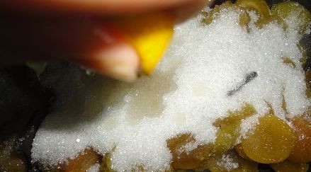 1. Этап. Варенье из слив в хлебопечке: Посыпаем сливы сахаром. Добавляем лимонный сок.