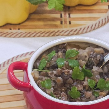 1. Этап. Гречневая каша с грибами и сельдереем: Подавайте с зеленью.