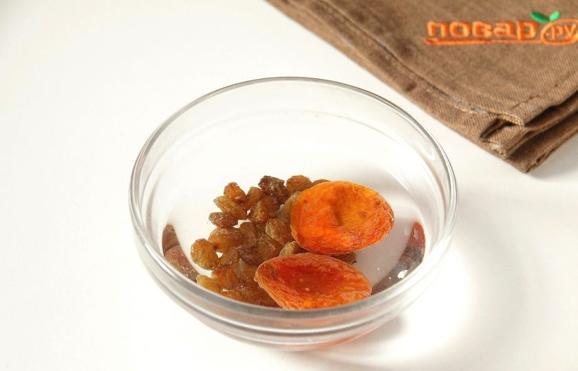 1. Этап. Овсяная запеканка с яблоком: Сухофрукты залейте кипятком и оставьте на несколько минут.