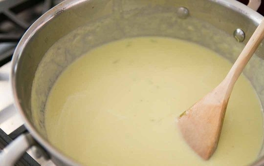 1. Этап. Суп-пюре с сельдереем: Верните суп в кастрюлю, добавьте сельдерей со сковороды, соль и перец по вкусу, добавьте сливки и вскипятите. Все готово.