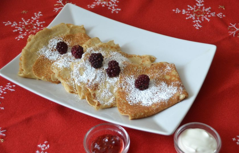 1. Этап. Блинчики из овсяной муки на молоке: Подавайте овсяные блинчики на молоке так, как любите: со сметаной, с вареньем, джемом, со сгущенным молоком, с медом, это вкусные и полезные блинчики.