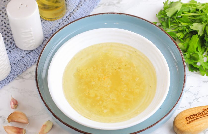 1. Этап. Отварная курица с чесночным соусом: Очистите зубчики чеснока и спрессуйте их в пиалу или соусник. Влейте растительное масло и немного бульона. Всыпьте щепотку соли и перемешайте — чесночный соус готов. Дайте ему постоять 5-10 минут, чтобы масло пропиталось чесночным ароматом. Впрочем, соус можно приготовить и заранее, пока варится курица.