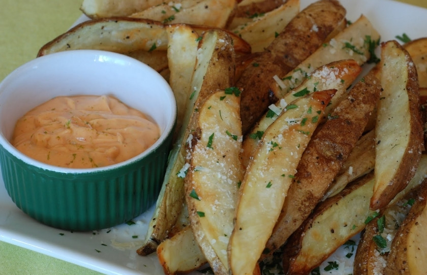 1. Этап. Закуска к пиву из картофеля: Подаем картофель с приготовленным нами соусом. Открываем пиво, устраиваемся поудобнее - и наслаждаемся :)