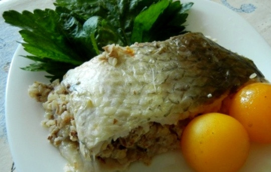1. Этап. Фаршированный амур: Запекайте блюдо в духовке при 180 градусах в течение 45-60 минут до готовности. Приятного аппетита!
