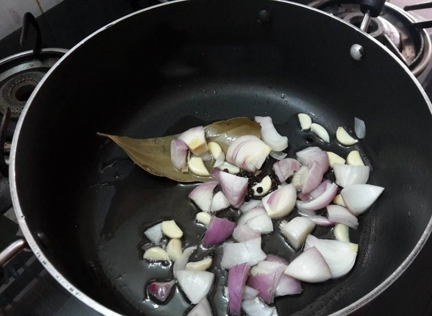 1. Этап. Крем-суп из свежих томатов: 1. Обжарьте лук и чеснок на сковороде с лавровым листом.