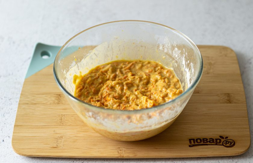 1. Этап. Веганский морковный кекс: Соедините морковь с сухими ингредиентами, перемешайте. Затем постепенно влейте воду.