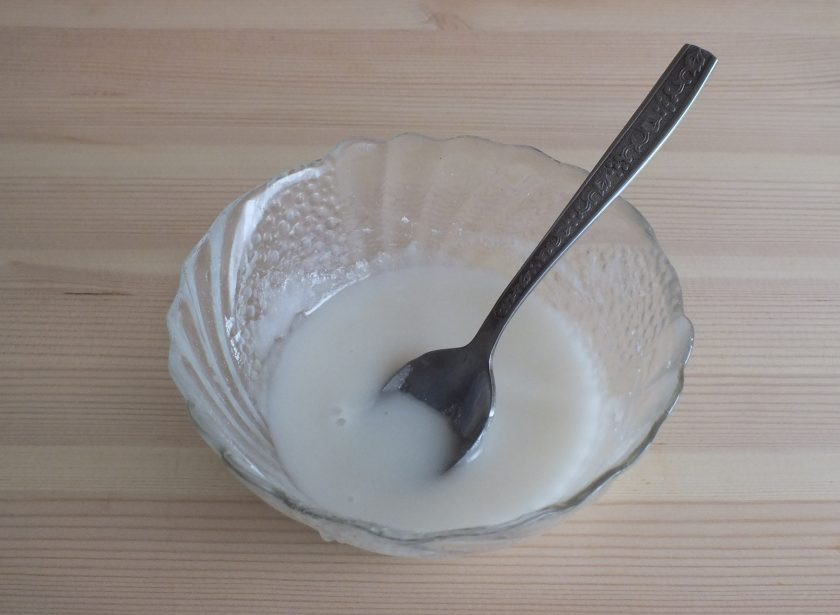 1. Этап. Кексики на Новый год Крысы: В отдельной чаше сделайте помадку. Смешайте сахарную пудру с лимонным соком. Сок подливайте по ложке, чтобы помадка не была жидкой.