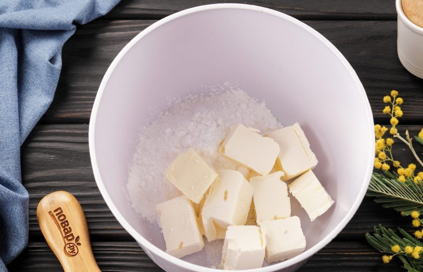 1. Этап. Сочни по ГОСТу: В глубокой миске соедините сливочное масло, сахарную пудру и соль.