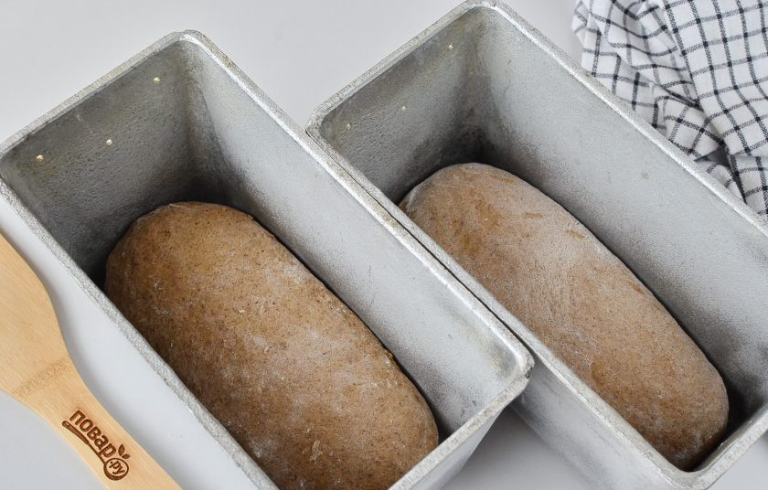 1. Этап. Черный хлеб: Формы для хлеба смажьте подсолнечным маслом или любым другим жиром. Выложите тесто в формы. Накройте салфеткой и оставьте на 40 минут для подъема.