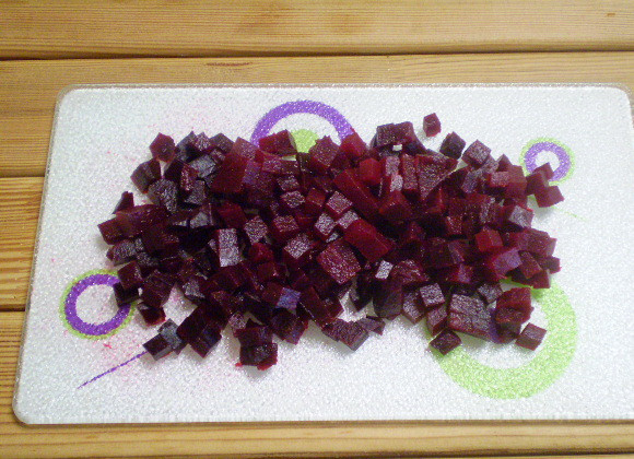1. Этап. Диетический винегрет для похудения: 3. Свеклу нарезаем кубиками среднего размера.