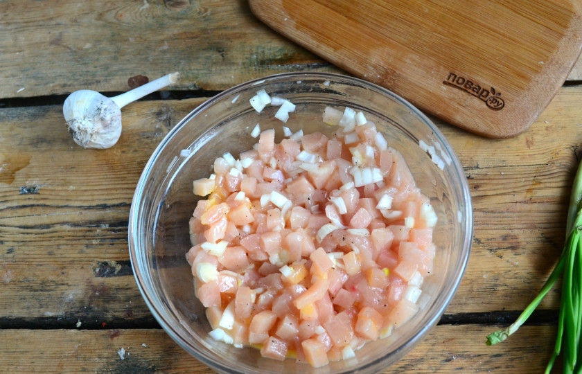 1. Этап. Нежные куриные шарики в сливочном соусе: Смешайте курицу с луком и яйцом. Посолите и поперчите по вкусу.