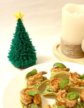 1. Этап. Канапе с авокадо и креветками: Подавать желательно сразу, чипсы быстро размокают. Если сразу не подавать, лучше сделать с огурцом.