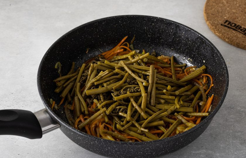 1. Этап. Салат из соленого папоротника по-корейски: Затем добавьте папоротник. Аккуратно перемешайте и потушите 2-4 минуты.