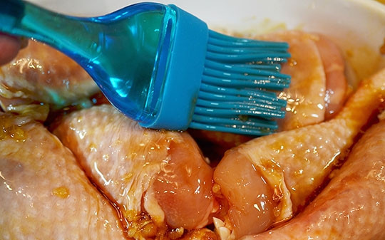 1. Этап. Куриные голени в глазури: Обильно смажьте половиной маринада голени прямо в форме. Оставьте на 20 минут.