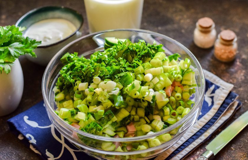 1. Этап. Окрошка на мацони по-грузински: Следом добавьте измельченный чеснок и всю нарезанную зелень.