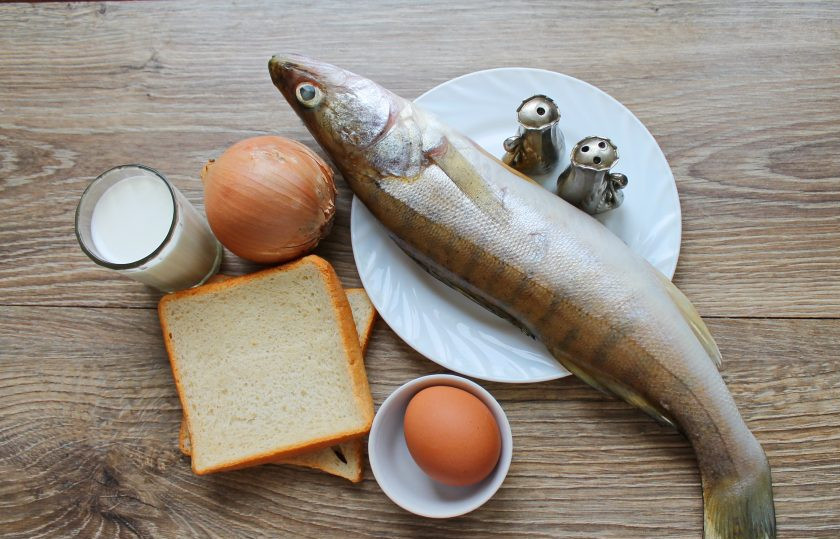 1. Этап. Котлеты из судака на пару: Подготовьте все необходимые ингредиенты для приготовления котлет из судака на пару. Рыбу почистите от чешуи, внутренностей и сполосните. Булку поломайте на кусочки и залейте молоком, дайте постоять.