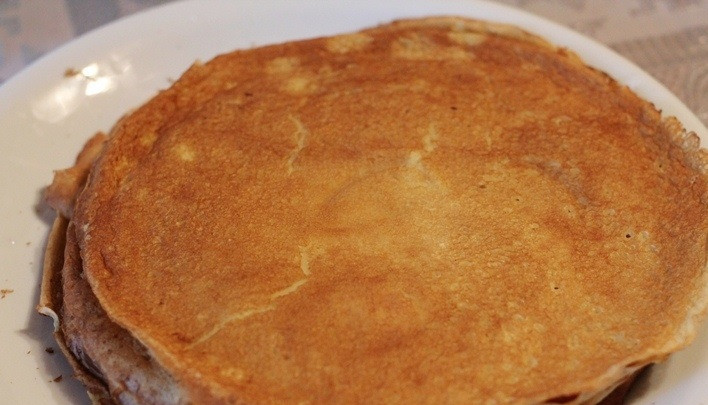 1. Этап. Блинный пирог: 1. Первым делом нажарьте блинов. Используйте любой рецепт, который вам по душе. Единственный нюанс - блинчики лучше делать средними по толщине, не слишком тоненькими.