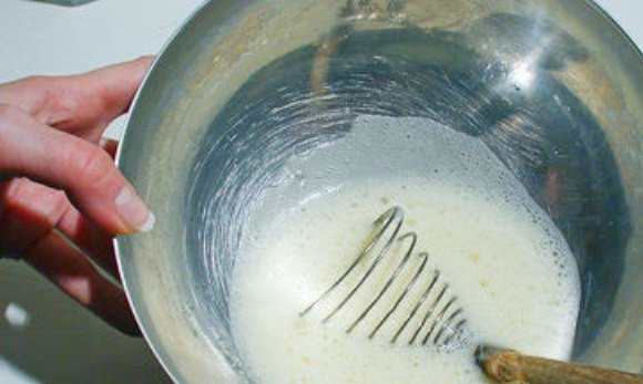 1. Этап. Блины большие: Взбить яйца с солью и сахаром до образования легкой пены.