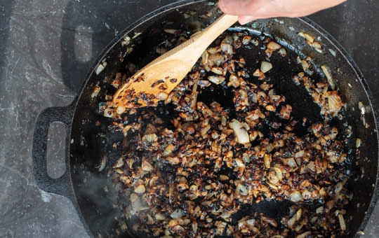 1. Этап. Чечевица черная на сковороде: Лук очищаем и нарезаем мелко. На раскаленной сковороде подогреваем небольшое количество растительного масла, обжариваем лук, солим.