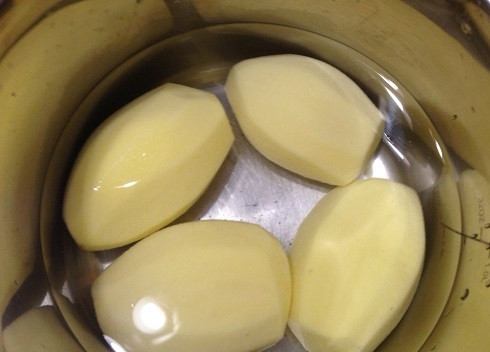 1. Этап. Дрожжевые пирожки с картофельной начинкой: Очистим картофель и отварим его в подсоленной воде до готовности.