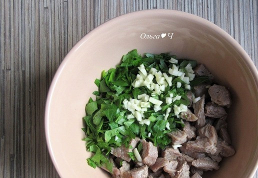 1. Этап. Творожные рогалики с индейкой: Добавите зелень и измельченный чеснок, перемешайте.