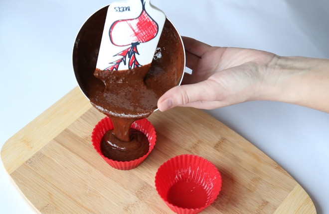 1. Этап. Вкуснейший шоколадный фондан: 4. Форму для выпекания смазываю сливочным маслом, вливаю жидкое тесто и отправляю в разогретый до 200 градусов духовой шкаф на 4-6 минут, не больше.