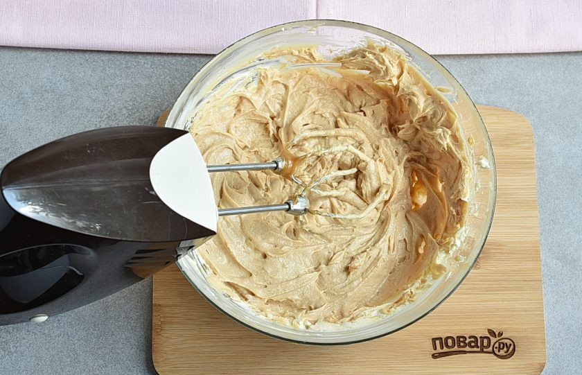 1. Этап. Крем для вафельных коржей: Добавьте частями вареную сгущенку, тщательно взбивая ее с маслом.