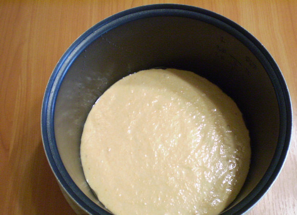 1. Этап. Морковный пирог на скорую руку: 8. Смазываем форму для выпекания маслом. Выливаем тесто. Выпекаем в режиме 